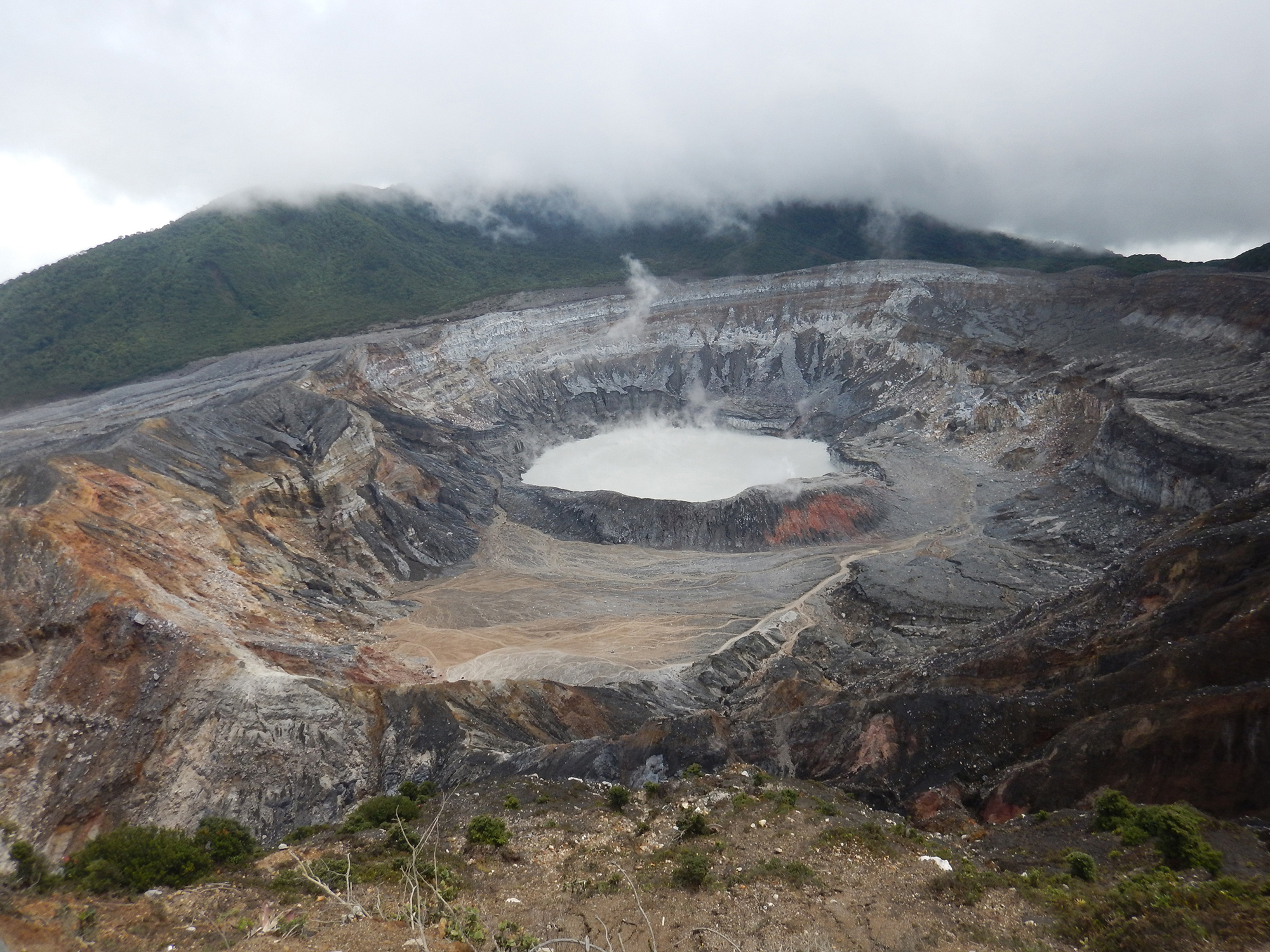 Vista desde arriba del cráter de un volcán.