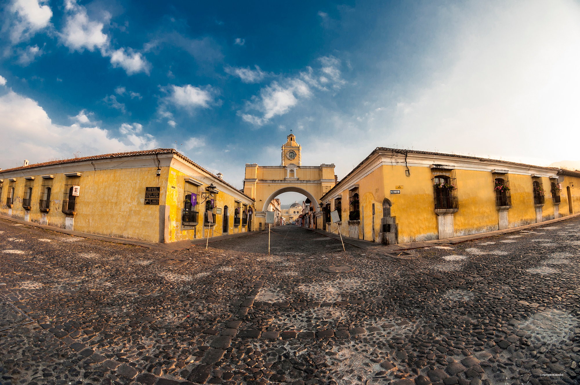 Arquitectura colonial, se observa un gran arco de entrada.